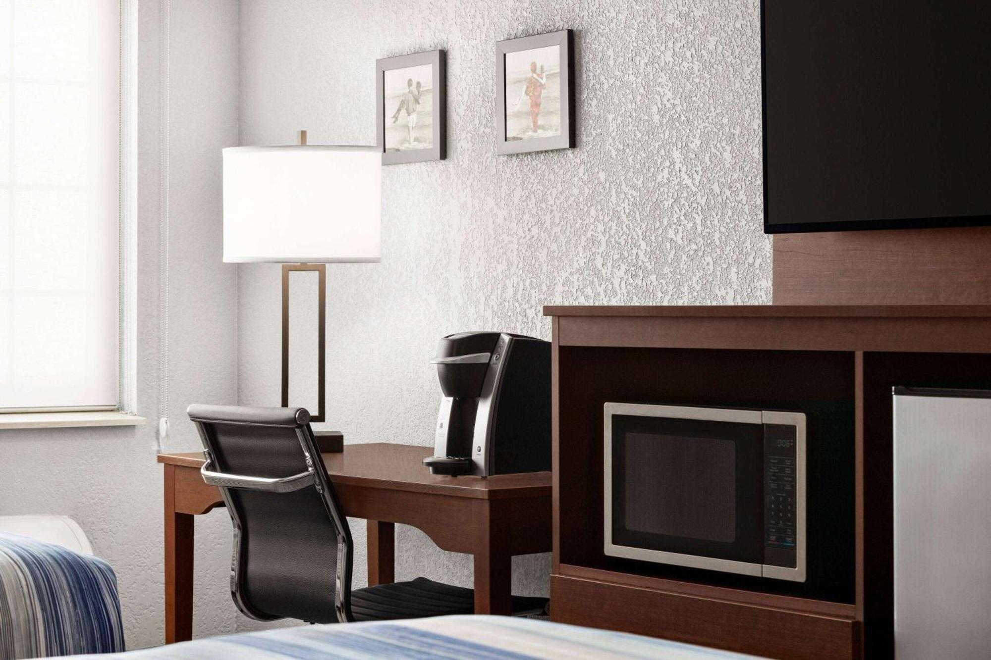 Americinn By Wyndham Williamsburg Buitenkant foto