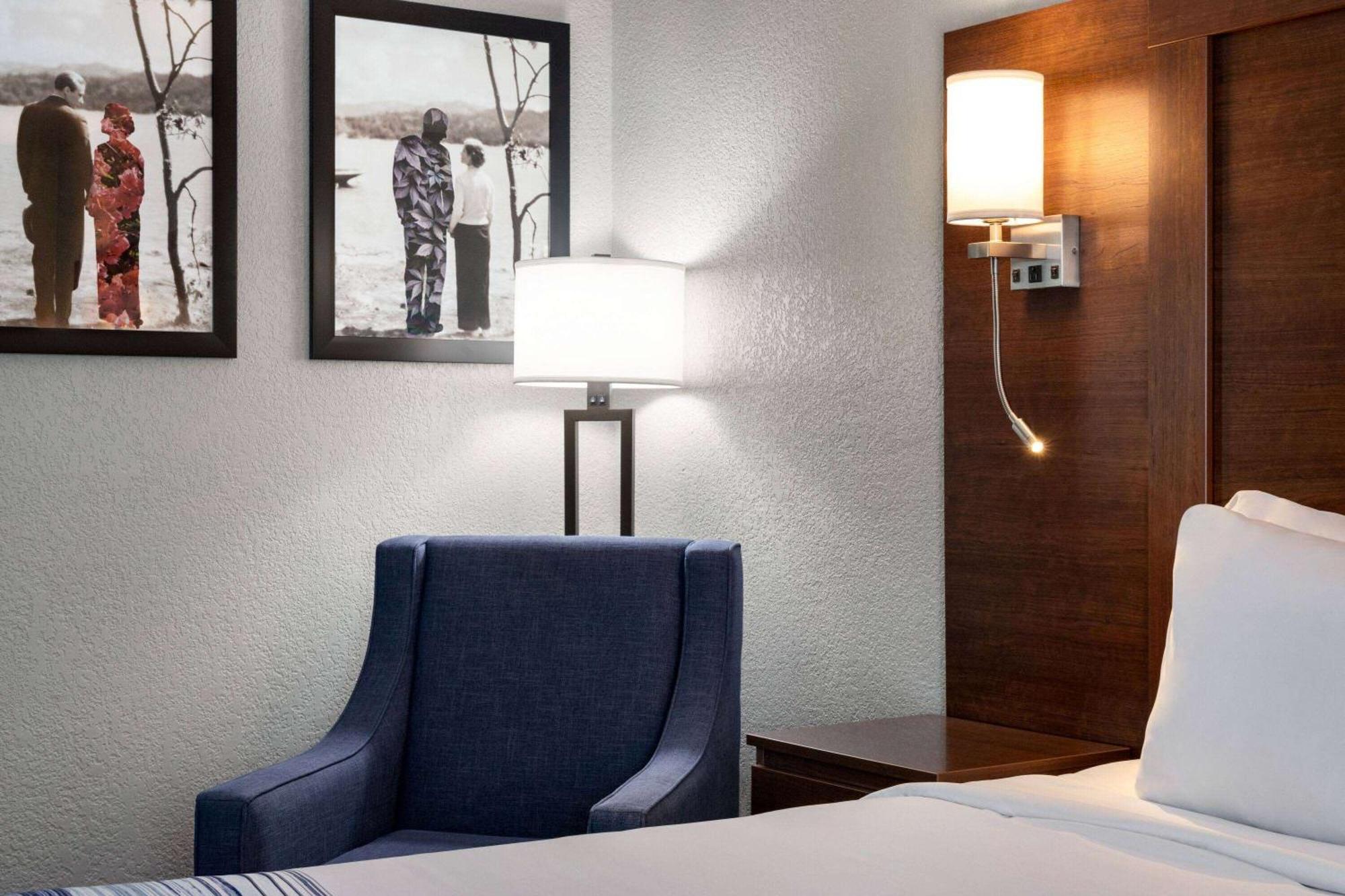 Americinn By Wyndham Williamsburg Buitenkant foto