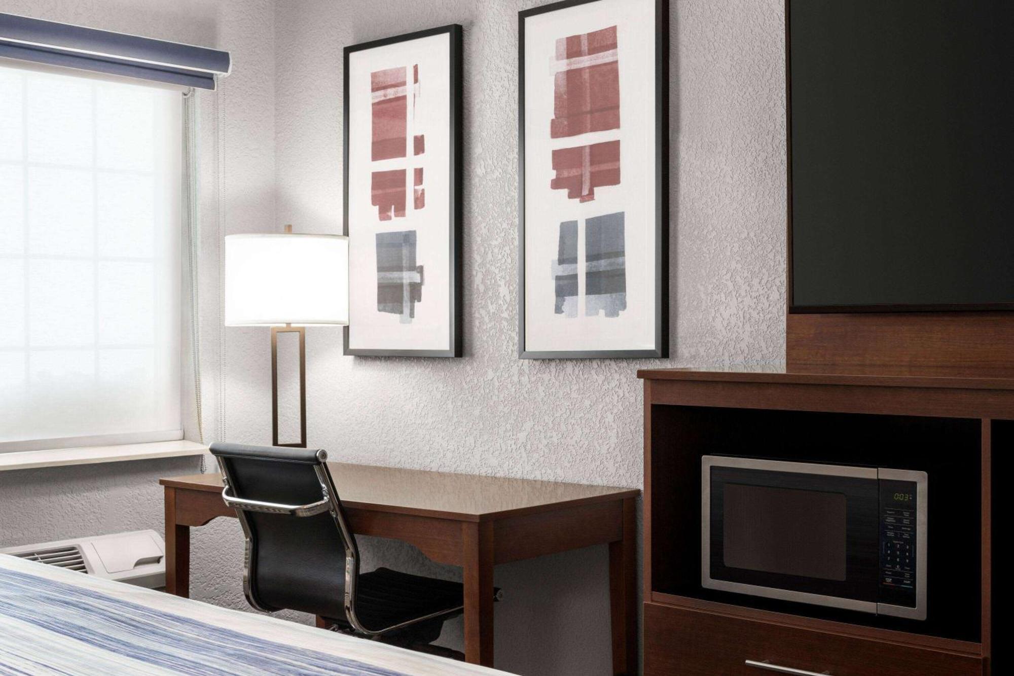 Americinn By Wyndham Williamsburg Buitenkant foto